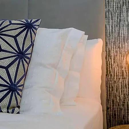 Liiiving In Cozy Chic Downtown Hotel